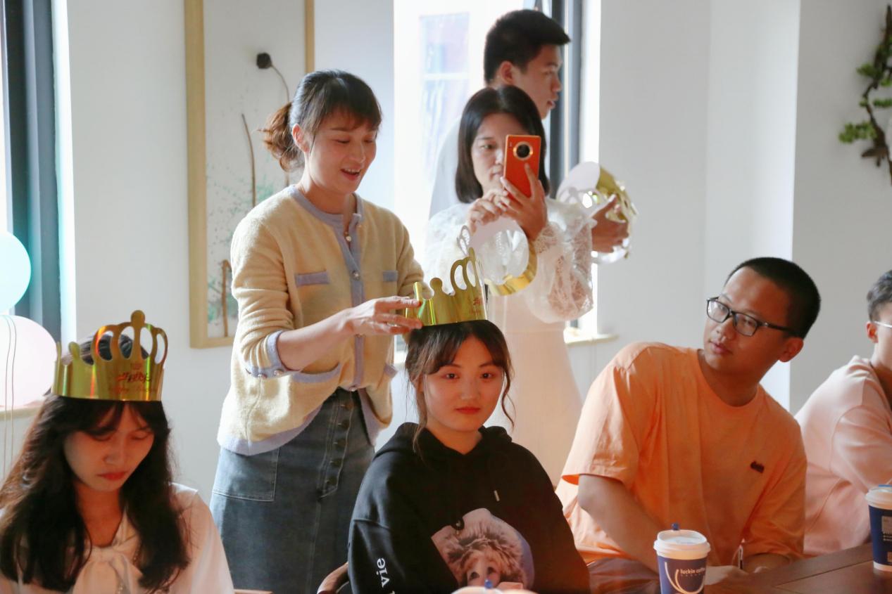 点燃生日蜡烛 送祝福给新生