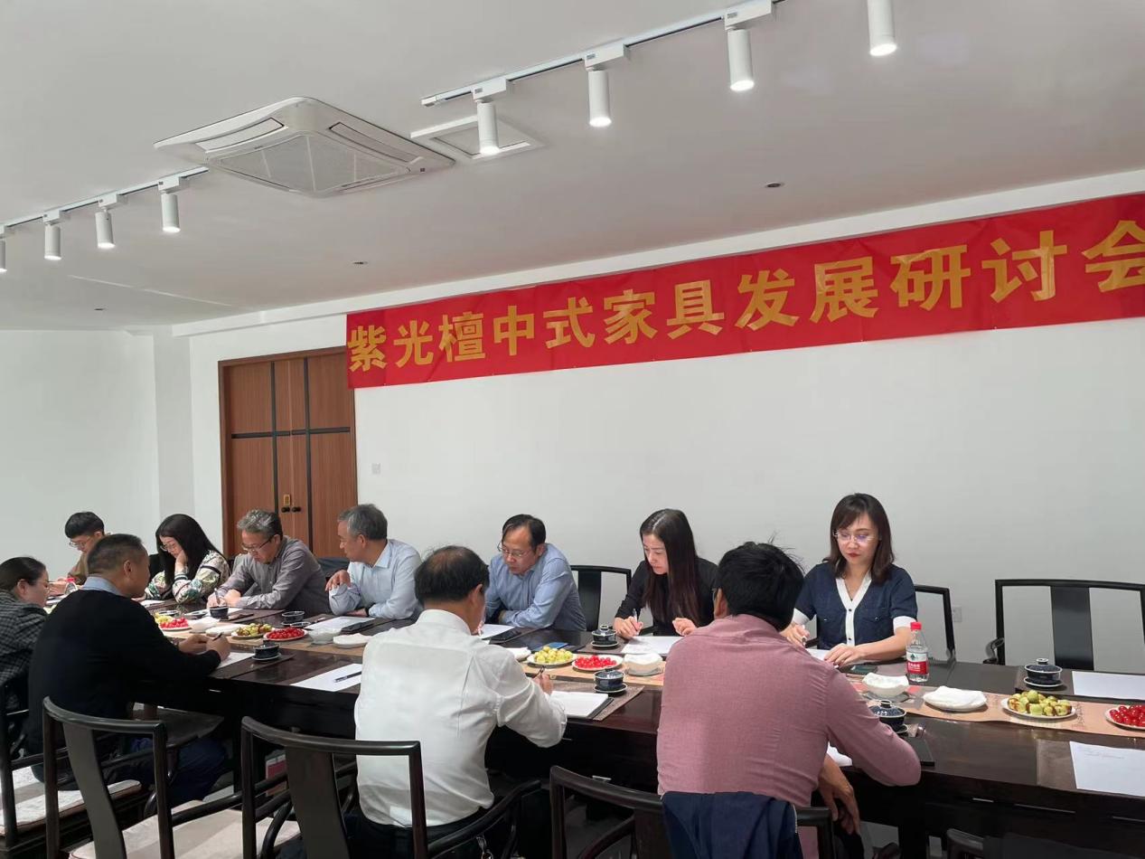 一年前，国际商学院积极响应学校跨越式发展战略，主动谋划学院特色发展道路，由经贸外国语学院更名为国际商学院。10月27日，国际商学院举办了周年庆典活动。  b89033e33a88434fb3f3c1af3fa088ad.png   庆典开篇，校专家组组长奚建华对国际商学院表示了祝贺，充分肯定了更名以来国际商学院教职工们所做的努力和取得的成绩，并真诚寄语希望学院越办越好。值此盛典，周鸣阳院长隆重发布了《国际商学院记忆·2020》与《国际商学院“十四五”规划》，并交由校档案室主任张雷珍惠存校档案室。《国际商学院记忆.2020》是该学院记录过去一年来学院党建思政、教学科研、学生管理等各方面重要成果和