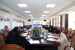 广厦大学理论学习中心组举行“全面从严治党暨加强党内法规制度建设”专题学习会