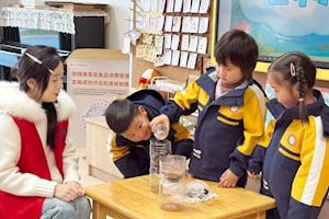 大手拉小手，共绘碧水清流